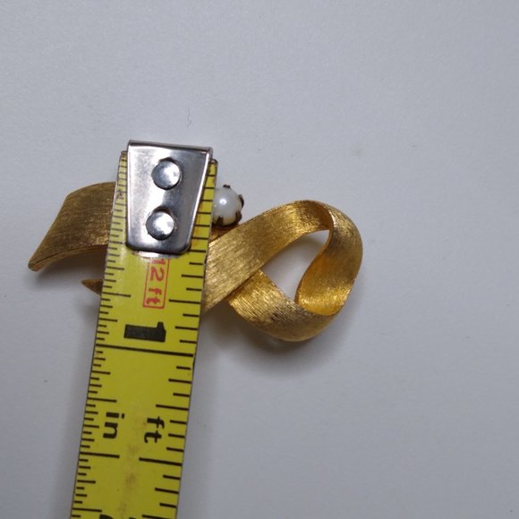 Vintage JJ Faux Pearl And Metal Ribbon Brooch - Picture 15 of 15